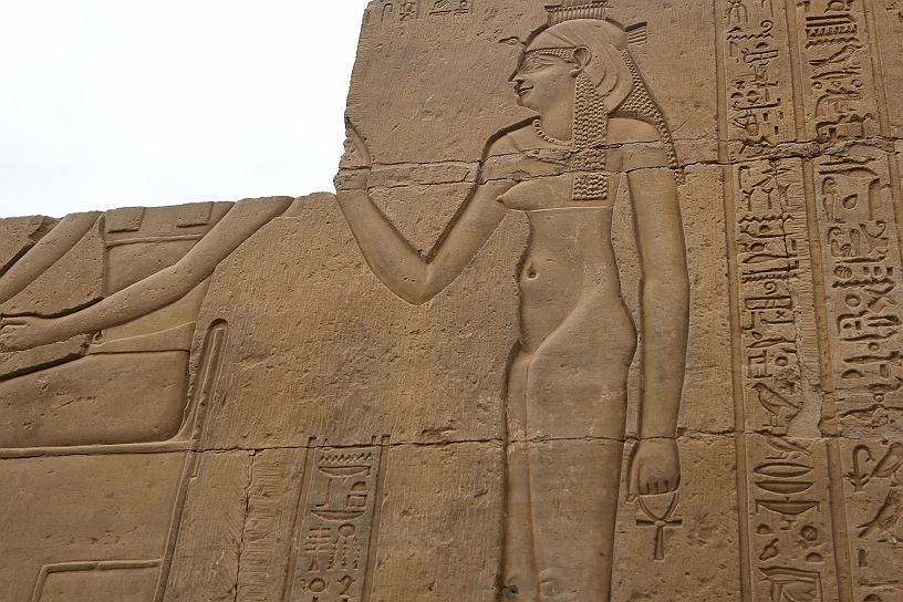63 MAK_6387.jpg - La dea Hathor che Indossa una parrucca tripartita finemente lavorata sotto una corona composta dal disco solare racchiuso tra corna bovine e il simbolo Ankh nella mano sinistra rivolto verso il basso.

